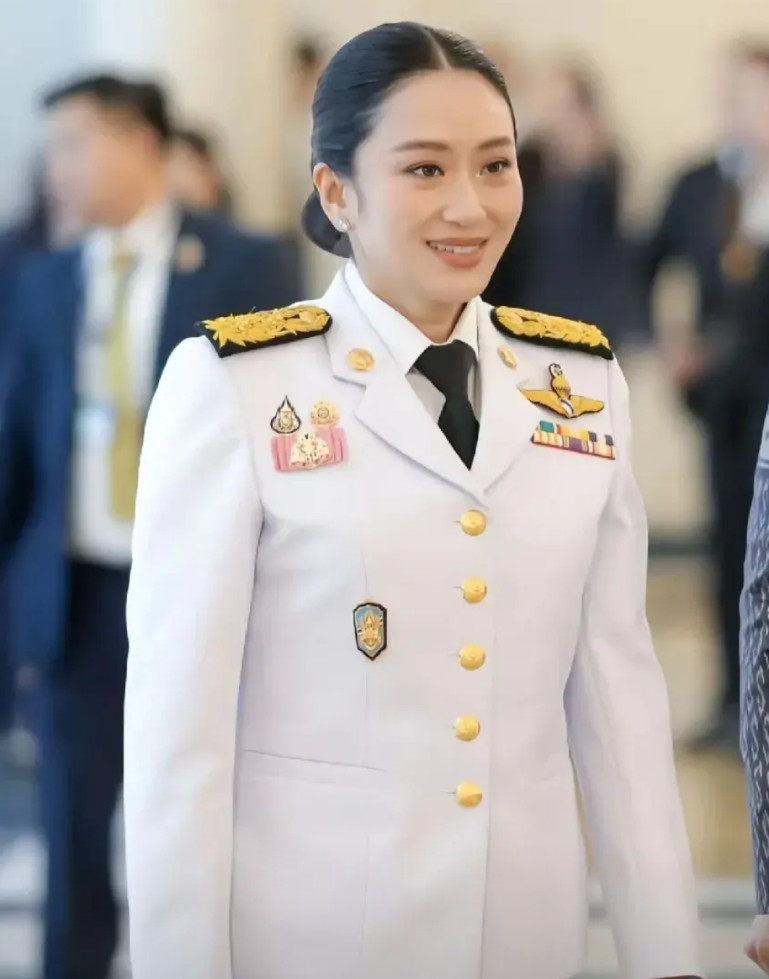 洪森坐不住了，佩通坦下台才几天，不仅没有被官方抛弃，反而还笑嘻嘻的走进宫殿，因为