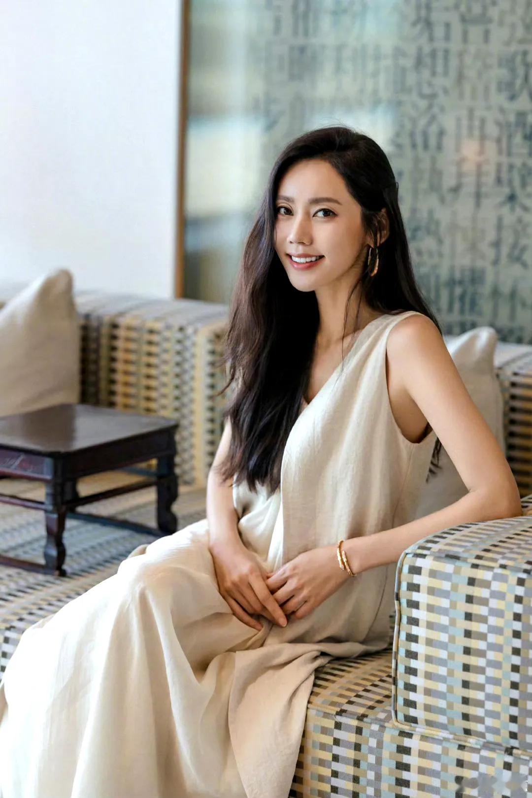 秋瓷炫身着这款法式复古小黑裙，完美诠释“经典永不过时”。无袖吊带设计利落展露肩颈