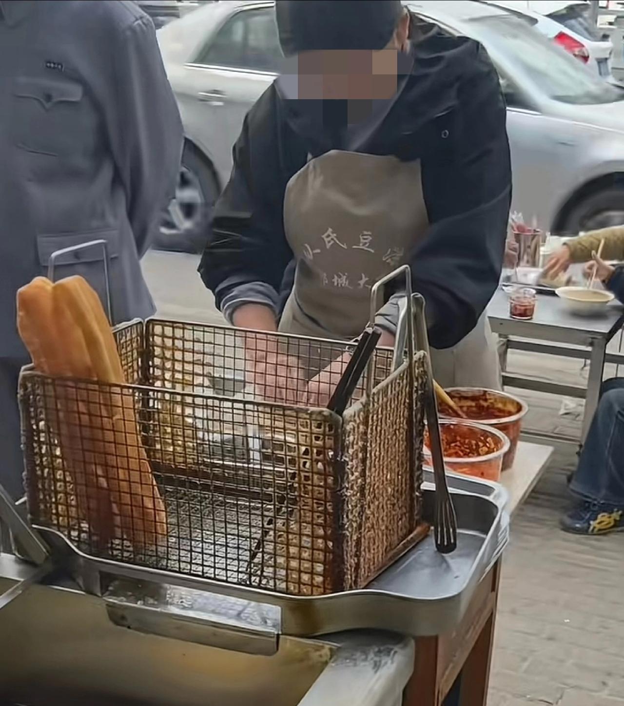 孩子读到高一不想读书了，死活不愿意再去学校。父母开了一家早餐店，让她在店里帮忙，