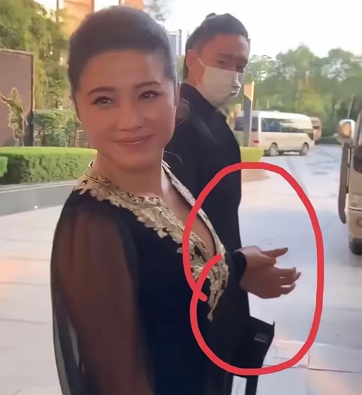 网友：看了颜丙燕的姐弟恋，家里两个儿子的我，都有点焦虑了万一我儿子长大了给