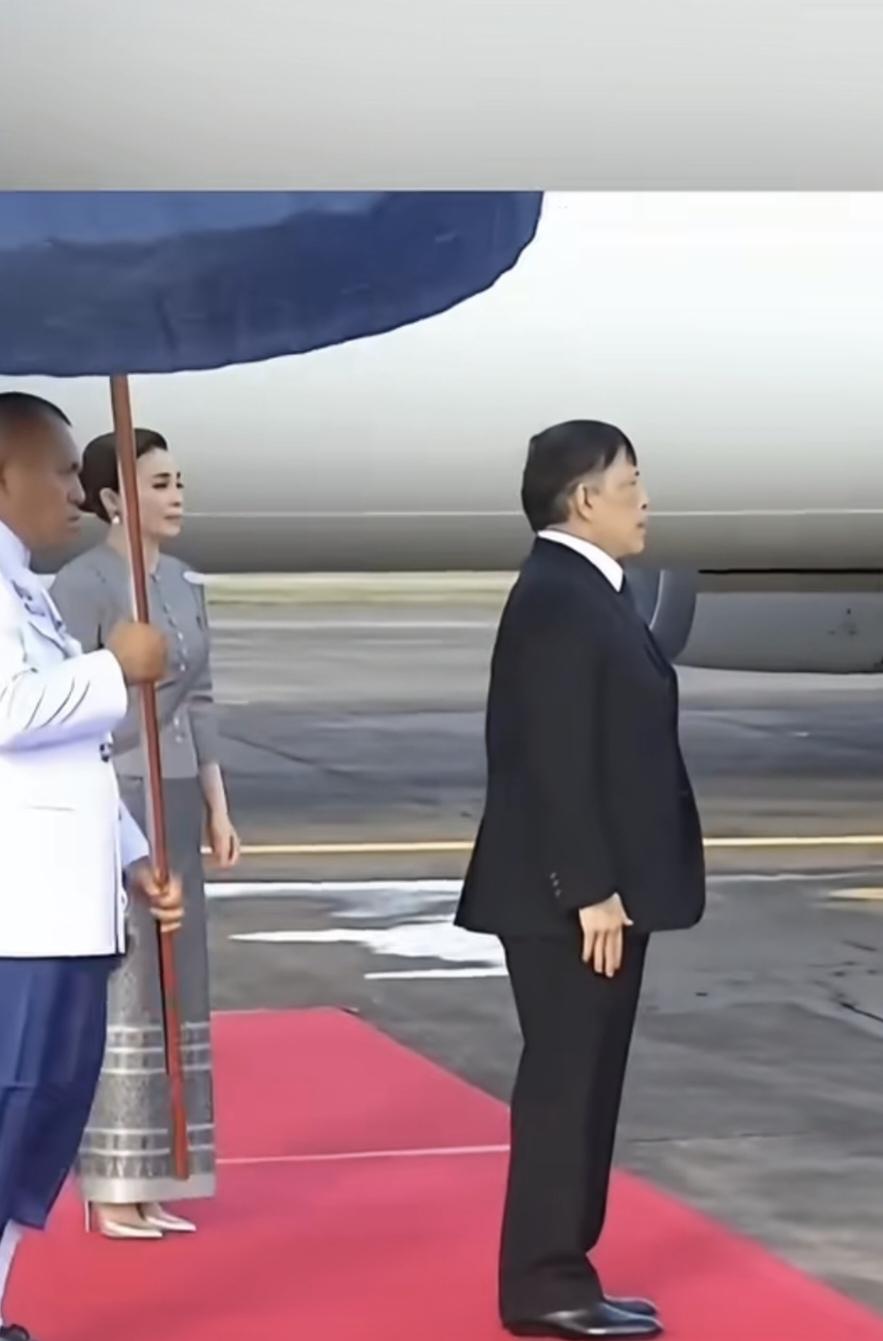 泰王夫妇出席公务不用找驾驶员！近日，他们夫妇到乌隆他尼23号空军基地军用机场。此