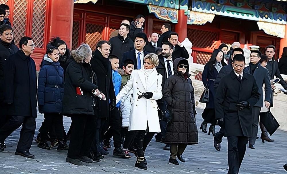 【热点评述】马克龙为何翻脸就指责中国，这有其政治目的！马克龙在访华时，表现得比