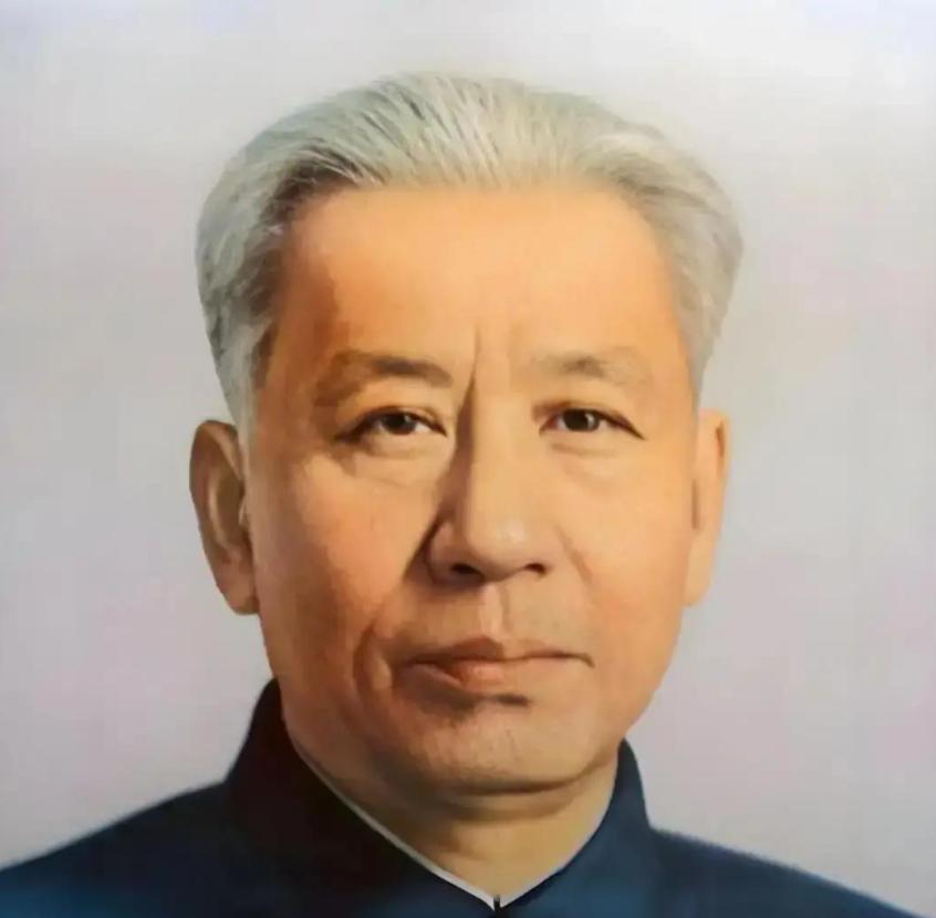 1955年全军授衔之前，刘少奇坚持反对给陈毅授元帅军衔，周恩来听闻此事，立马写了