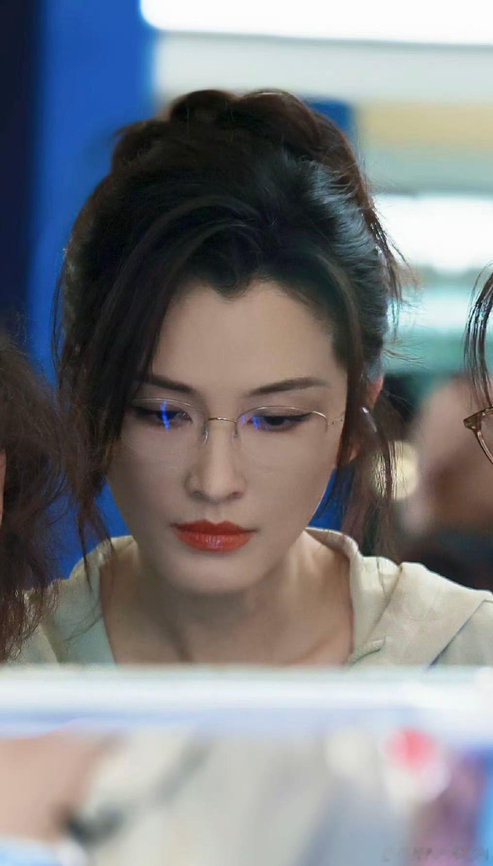 徐洁儿上一秒妈咪下一秒女鹅给徐洁儿戴无框眼镜的简直天才一边是温柔知性的清冷妈咪，