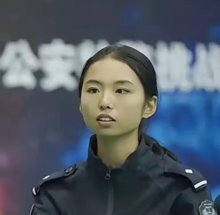 “冯甜甜，女，“00后”，中共党员，中国人民公安大学2023届情报学专业毕业生，