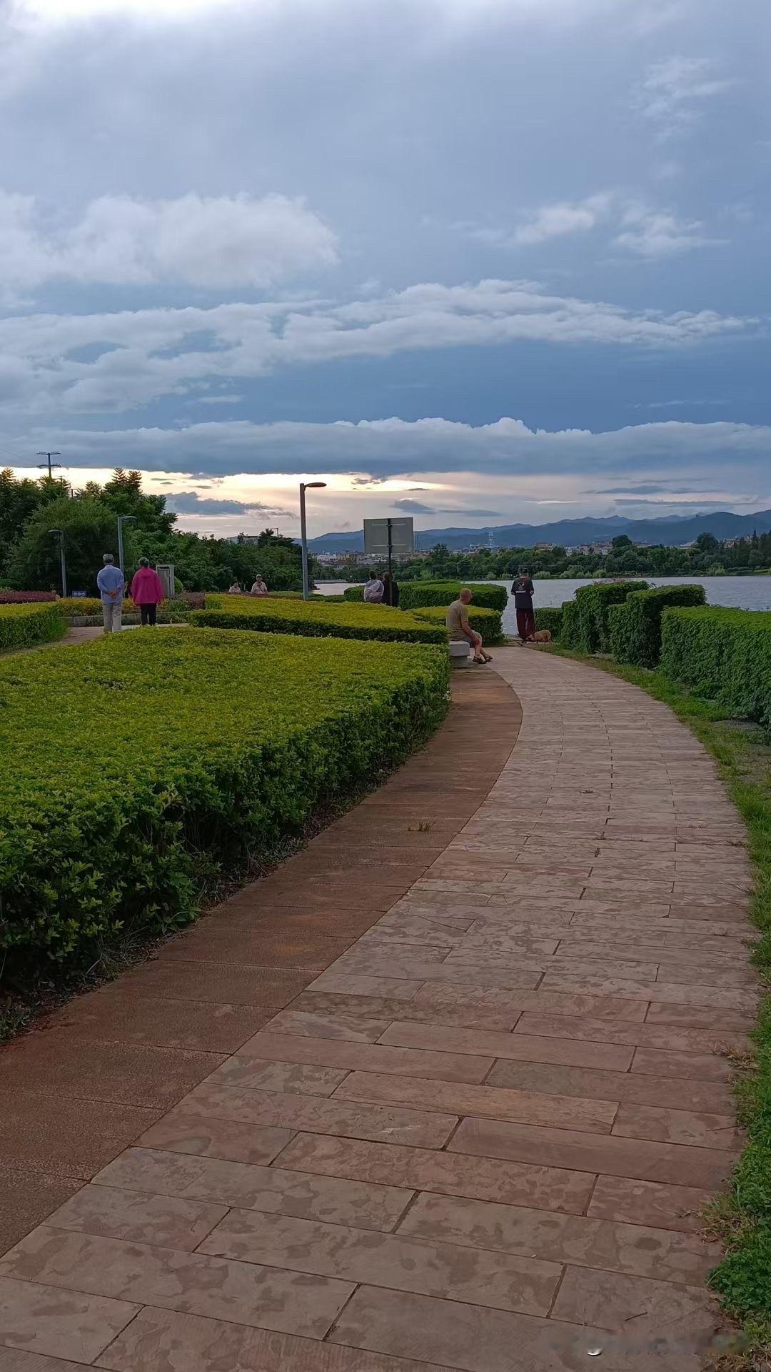 生意人家庭的孩子，和上班家庭的孩子，生活习惯是完全不一样的。所以让上班家庭出来