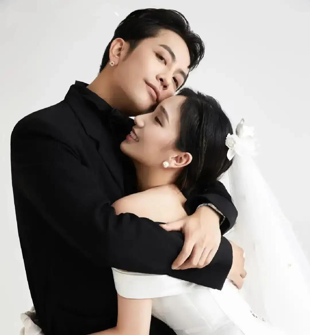 李施嬅下车那一刻，直播弹幕直接炸了。她没等谁追，自己往山下走，背影越来越小，车