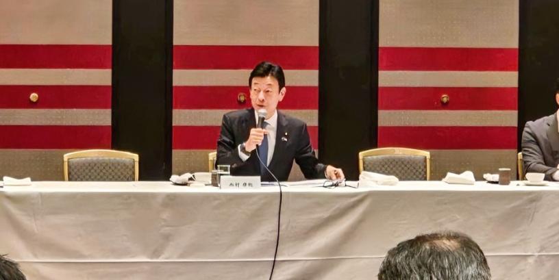 日本终于坐不住了？高市早苗涉台狂言捅下的大篓子，如今要靠自民党顶级大佬来擦屁股？