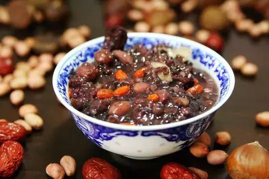 腊八蒜变绿了, 其实是大蒜睡“醒”了! 腊八蒜里的秘密你懂吗?