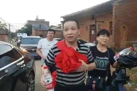 张玉环出狱六年了，抖音教人认虫害，村里人还是叫他“那个回来的”。他没再提当年审