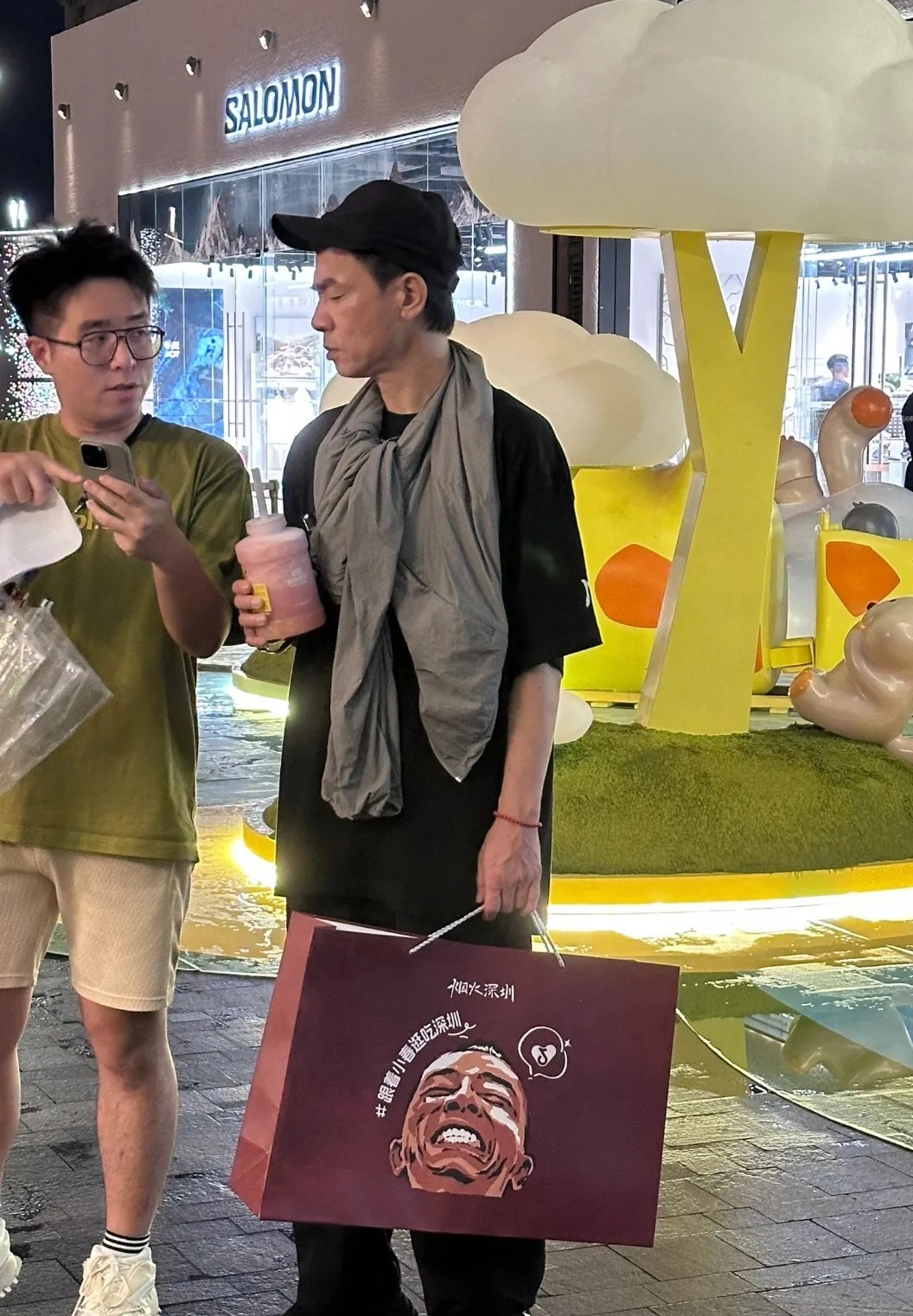 深圳混果汁偶遇了童年男神陈小春58岁的陈小春肉眼可见的老了他还是一如既往的瘦