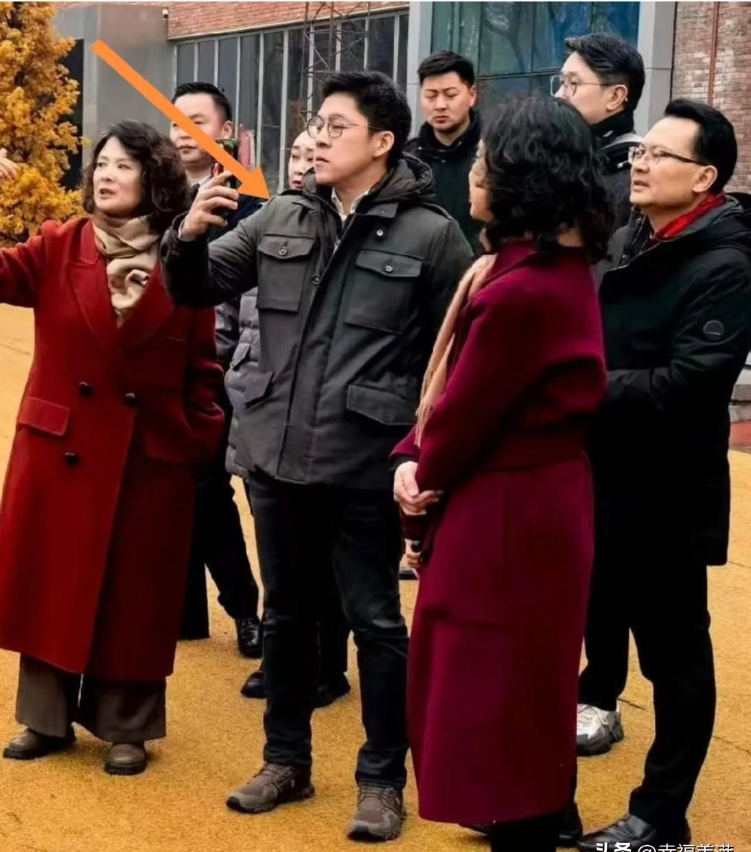 霍启刚在北京街头被认出来，第一反应不是躲镜头，而是笑着问对方吃饭没。当时他穿着