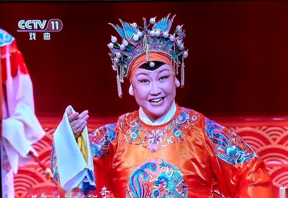 本来准备睡了，遥控器随便一按，整个人定在那儿了。就那么几秒钟，直接被电视里那个