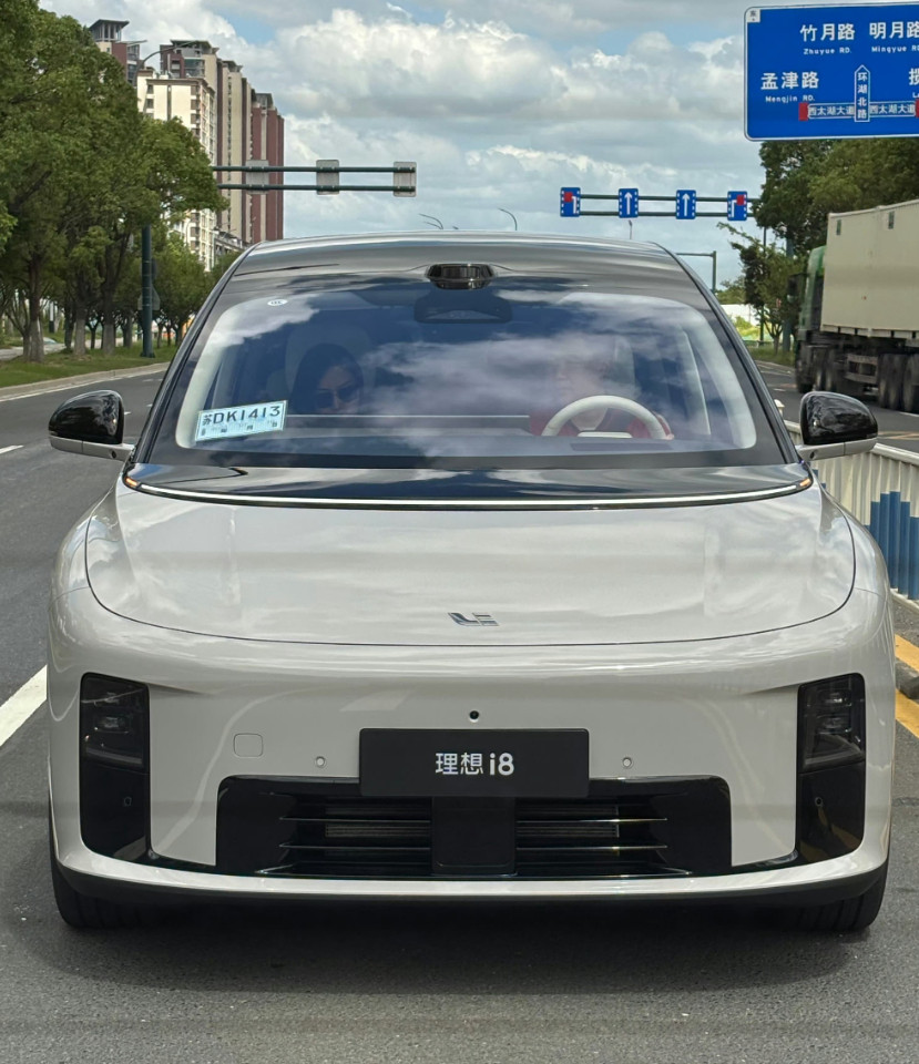 想哥开i8出门被网友偶遇了，本来是想宣传一波新车，结果上热搜的是李想老婆身材[d