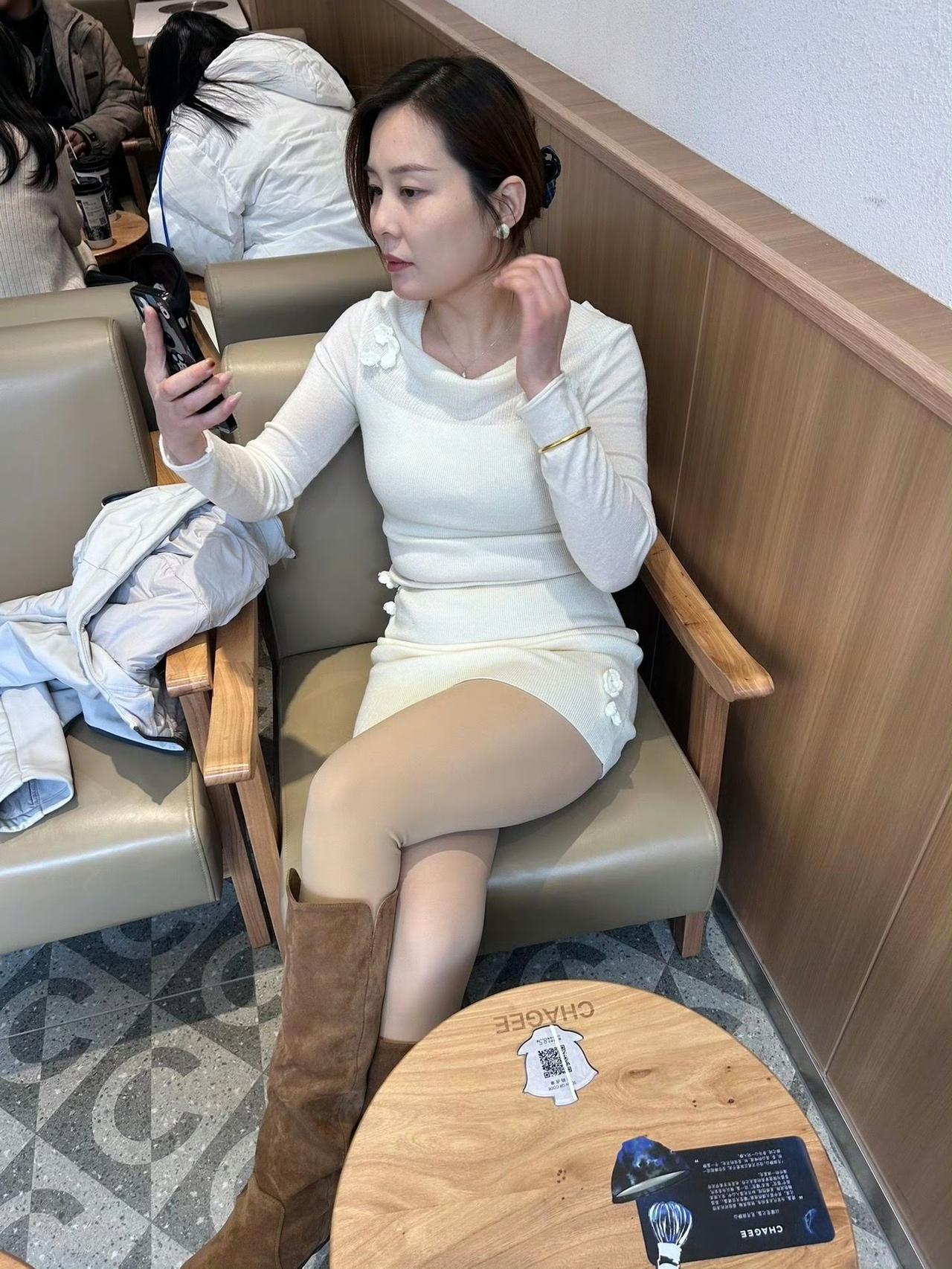 咖啡馆里的肉丝腿老阿姨，太会穿了，这是谁的菜？肉腿美女