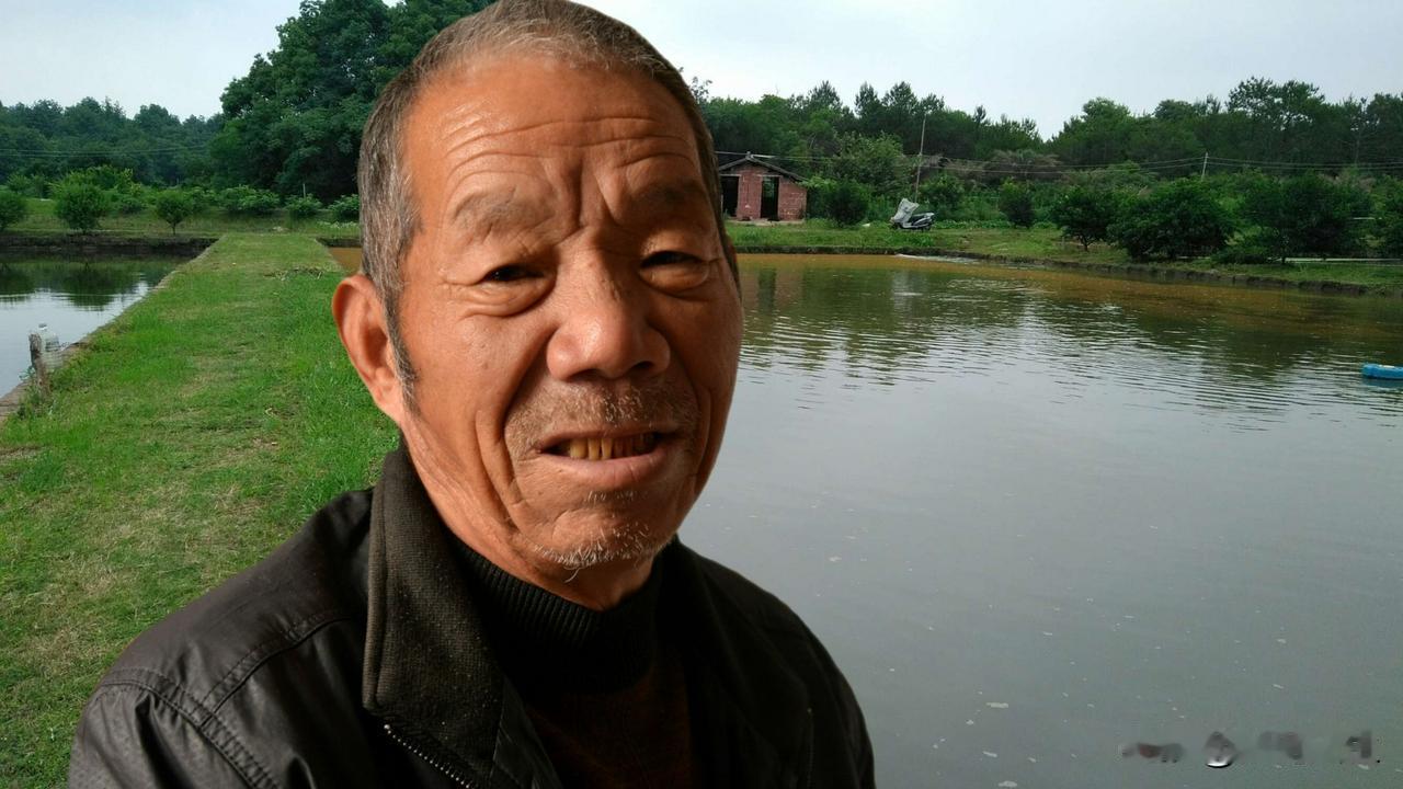 下班回家，我刚进门，阴沉的天气衬得客厅格外昏暗，正当我走向卧室时，一道闪电透过窗