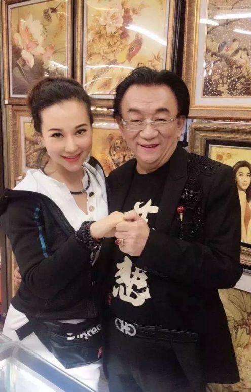 第一，侯耀华身份地位高！侯耀华师承相声名家常宝华，并且定为常宝华的大徒弟，同时又