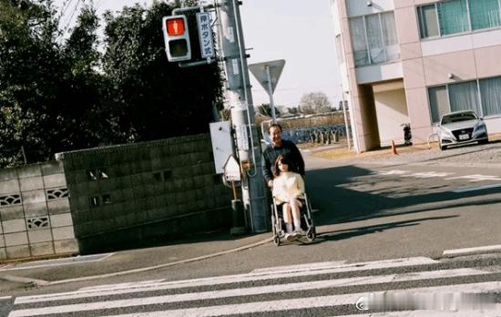 62岁大爷迷恋硅胶娃娃，抛妻弃女买娃娃耗费数百万日元近日，在日本东京街头，62