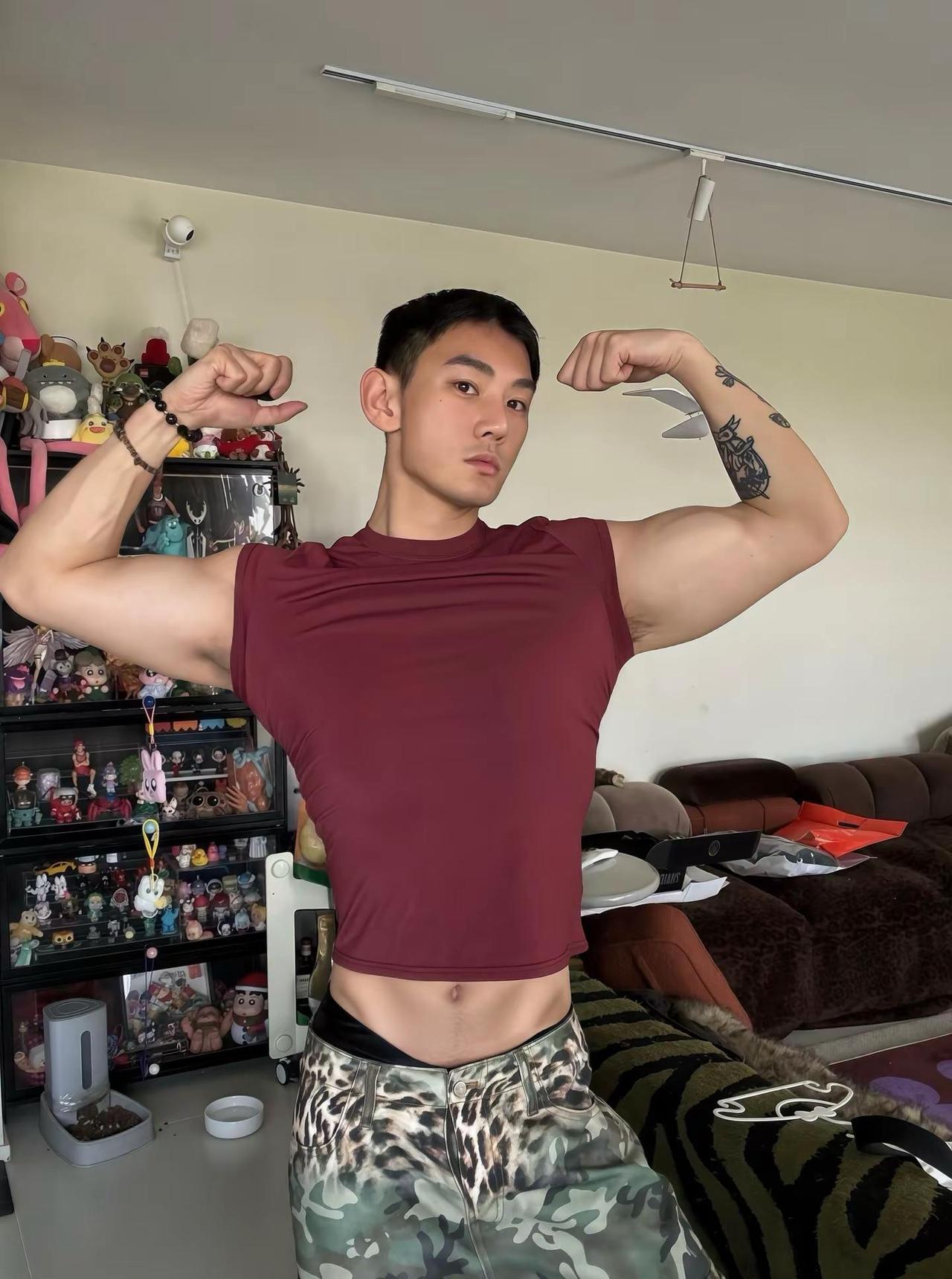 真的很怕热啊🥵。居家肌肉随拍体育生反差top