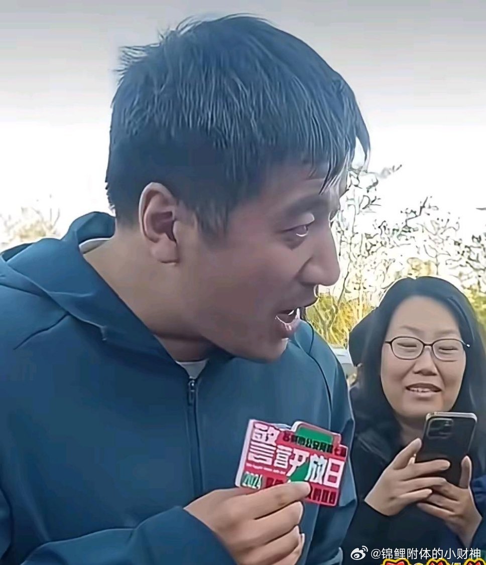 谁能看出他印堂发黑？路人晒出张雪峰生前无滤镜的照片，看起来印堂发黑，下眼睑有脂肪