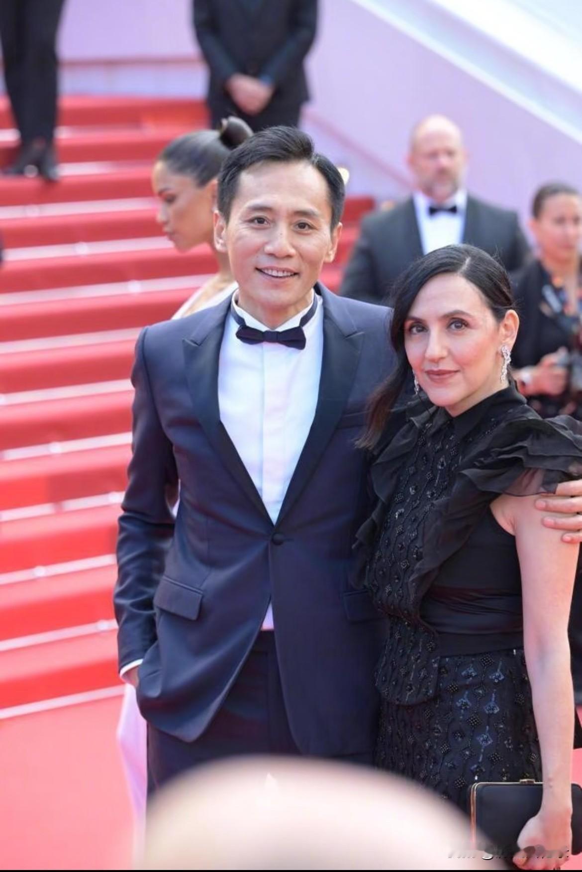 刘烨为老婆安娜整理裙子怎么感觉安娜的侧脸有些像谢娜刘烨带老婆安娜一起去戛纳