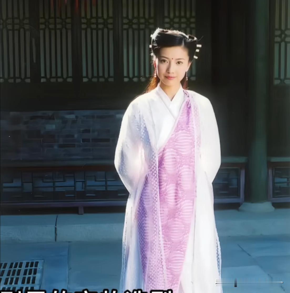 原来周芷若的定妆照是这样的，好在最终在剧中是大光明，其实高圆圆属于三庭五眼很标准