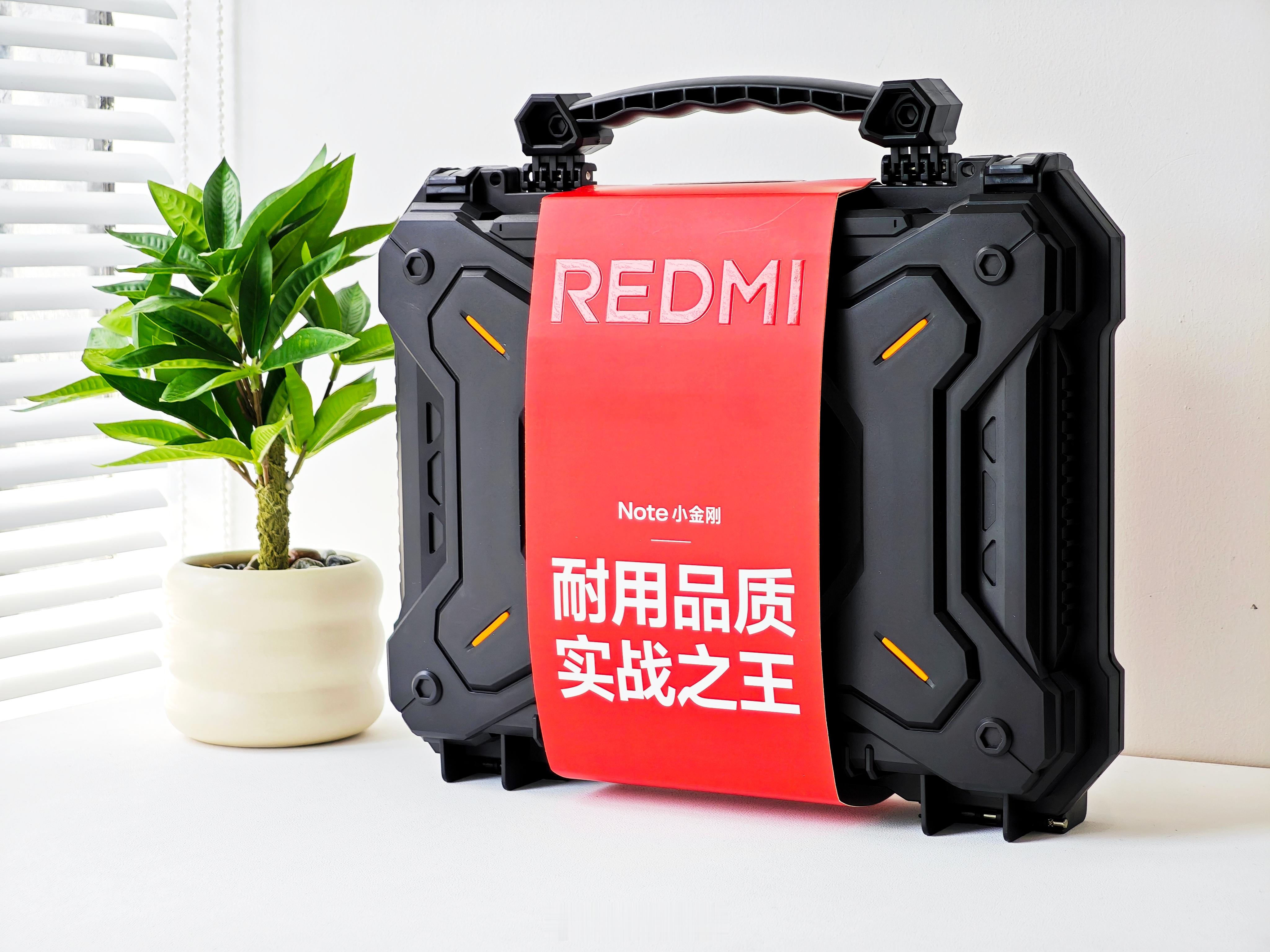 REDMINote15Pro系列的邀请函太硬核了吧！里面有一把多功能小锤