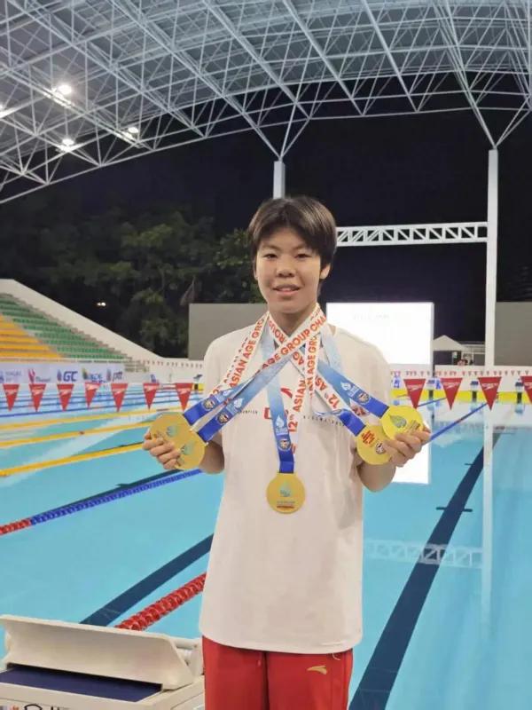 陈姮曼谷泳池狂揽5金，全部打破赛会纪录，她是靠天赋还是苦练？15岁陈姮在曼谷