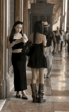 之前小红书上有个调查的，超过90%的年轻女性喜欢或黑或白或三的，不是少数个例……