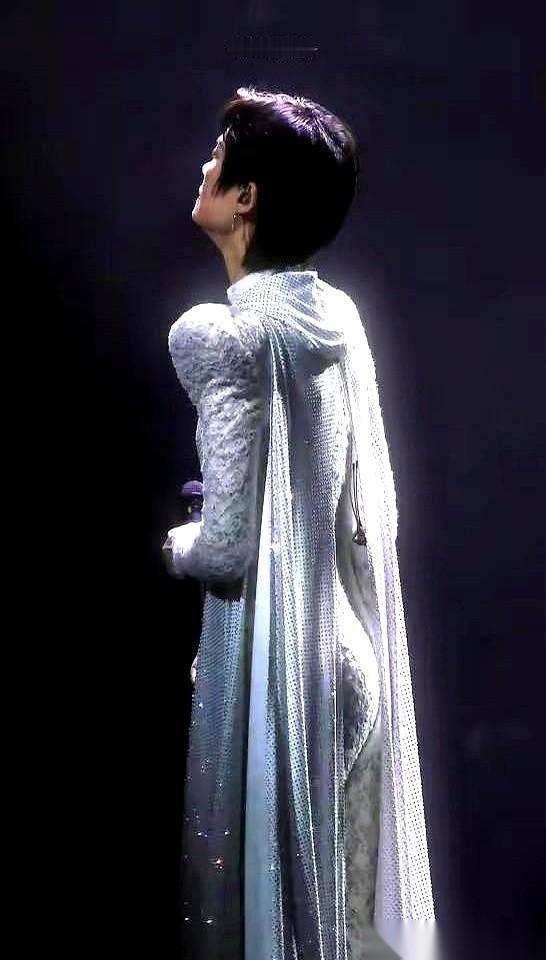 讲个笑话。我们一群人，对着李宇春喊了十几年的“哥”。结果人家今天就换了件衣服