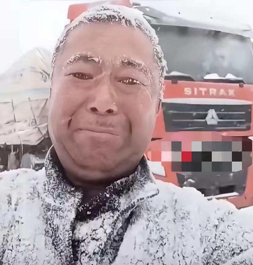 内蒙古，货车司机看到有一部大货车被困在雪原上，眼前一片白茫茫货车司机转头欲走，犹