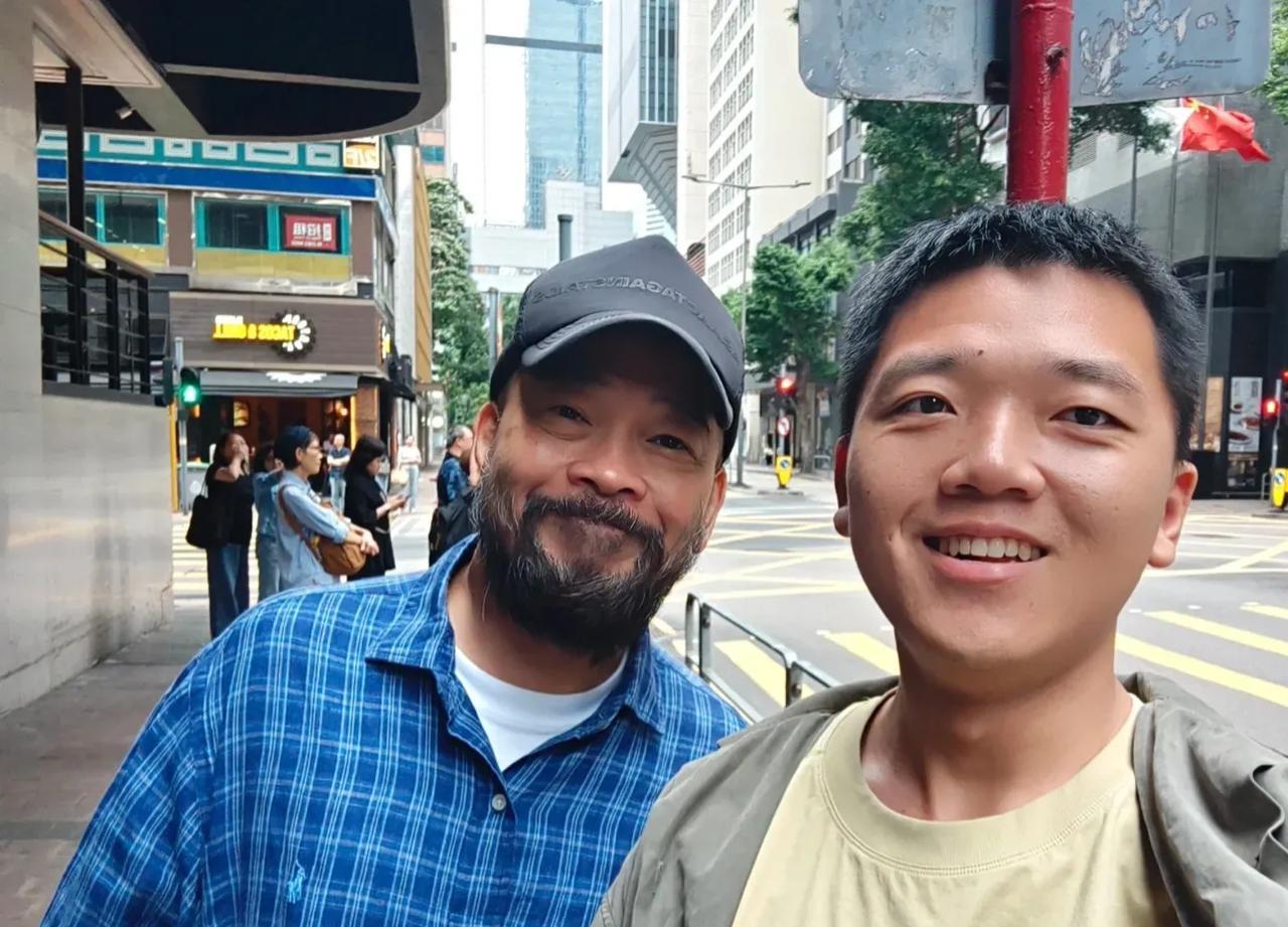 香港街头偶遇童年男神，胡子拉碴变化太大，差点认不出来！近日，某网友在个人社交账