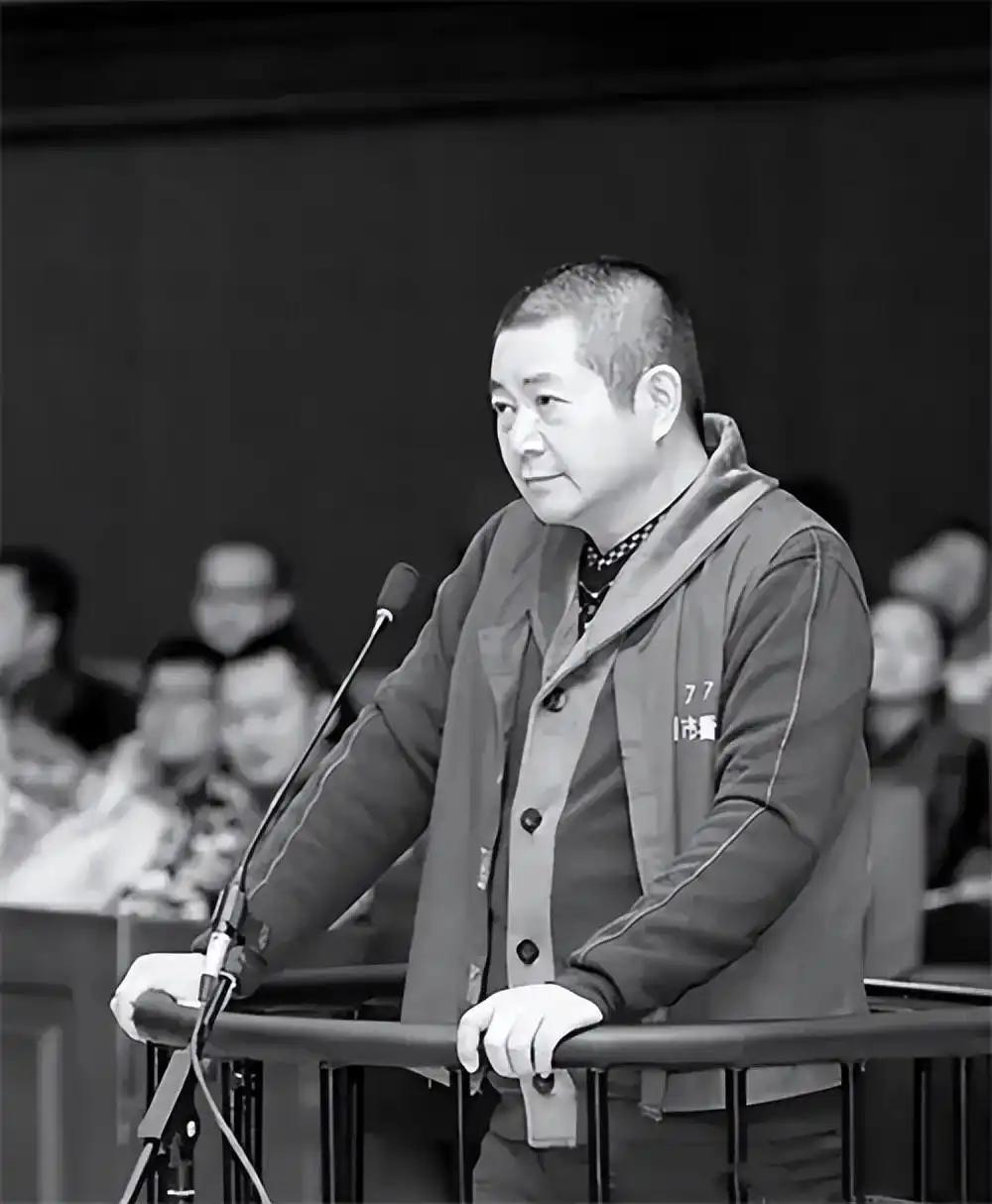 2012年，内蒙的一老板欠下高利贷5000万元，被债主装进铁笼沉入80米