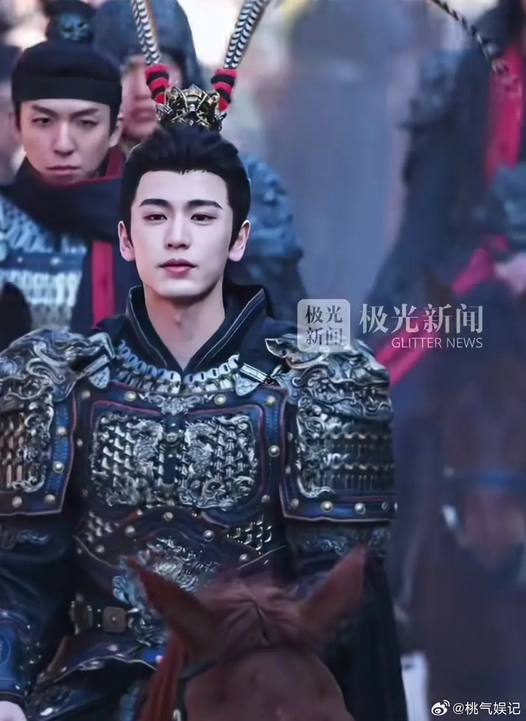 这俩是要去唱戏吗