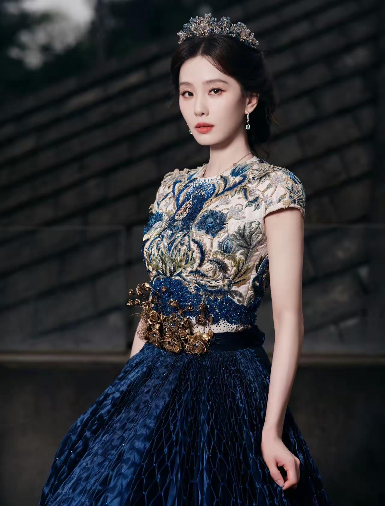 美女壁纸～刘诗诗当青花瓷遇见鎏金刺绣这一身蓝金礼服，把东方美学穿在了身上伞