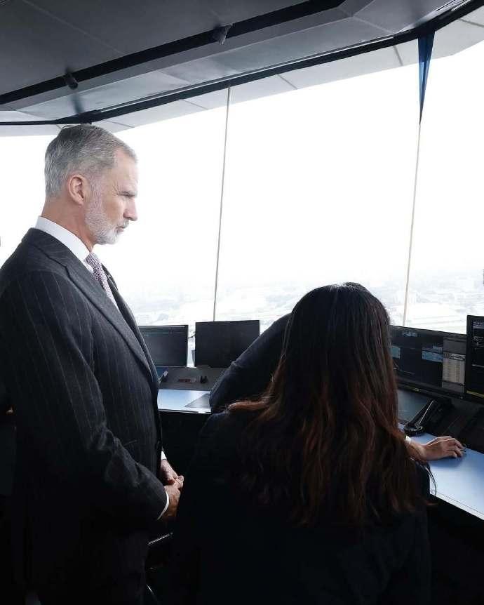 11月11日，西班牙国王在成都参观双流塔台。画面中，西班牙费利佩国王去参观了成