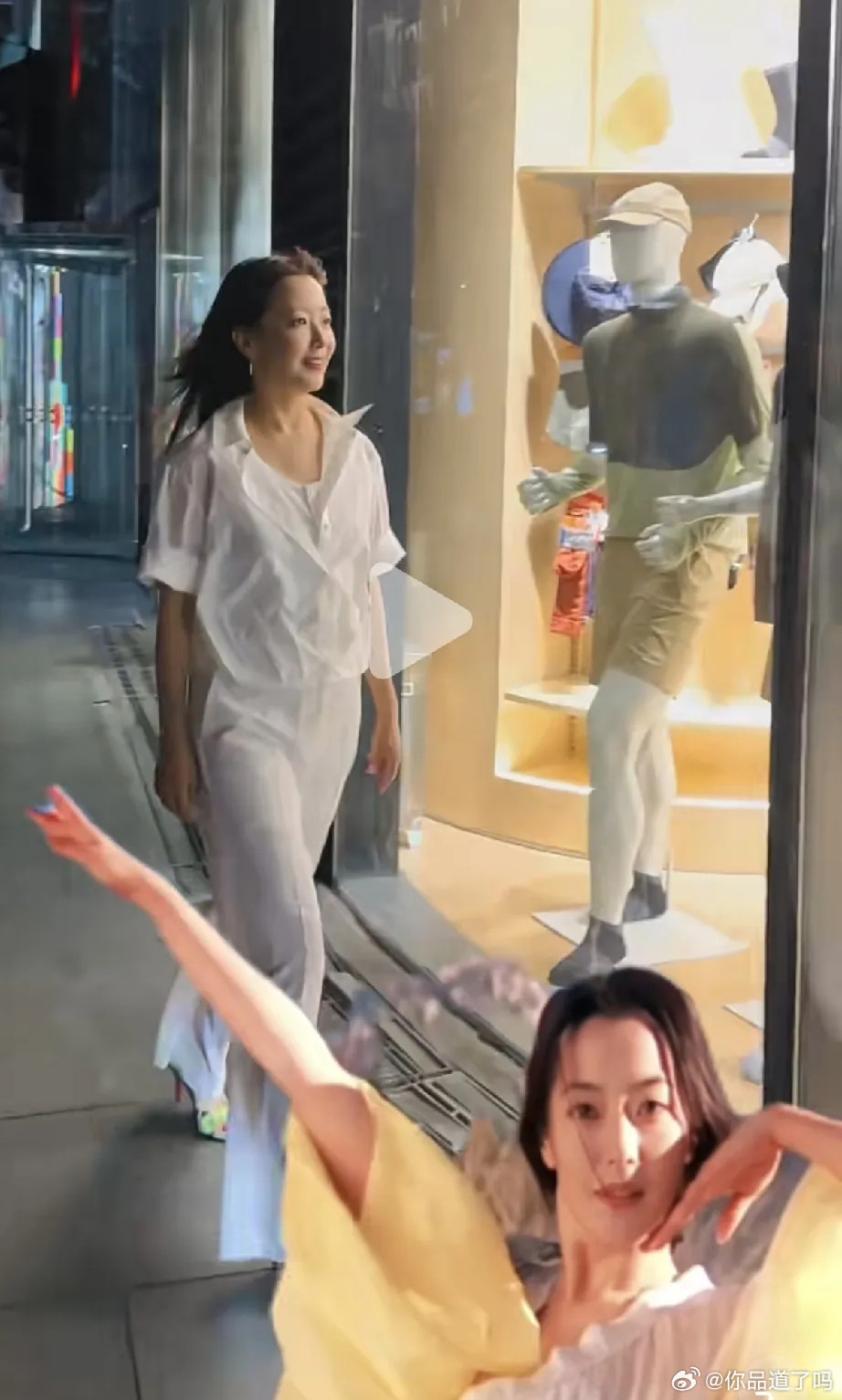 有网友晒出在北京东直门来福士偶遇金喜善的视频，她素颜出镜，侧面看还是挺老的，有年