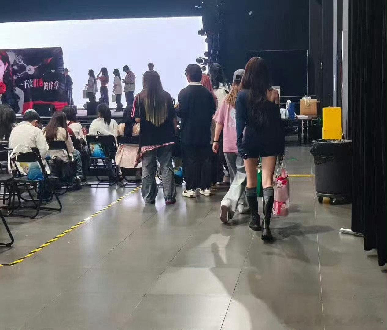 王奕见面会上，周诗雨带着花出现在现场诗情画奕稳稳的幸福☺️​​​