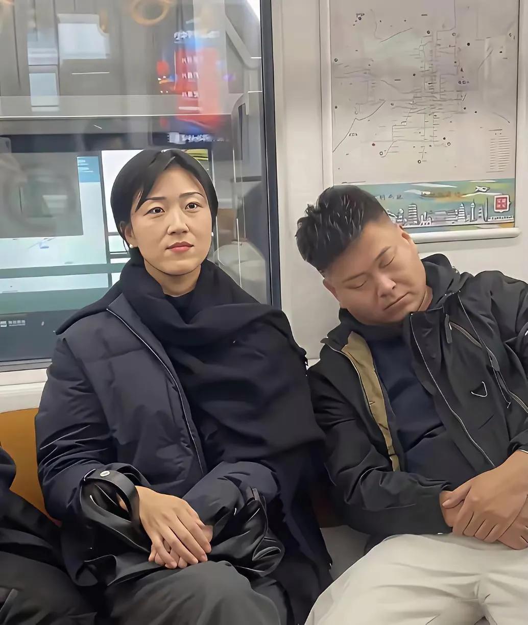 地铁上看到的，看美女的表情，强忍着笑快憋出内伤了！