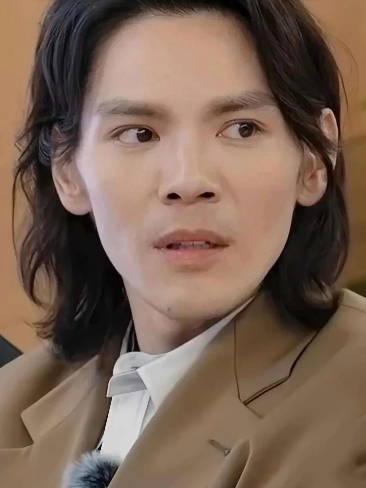 我妈眼光真的是毒辣，第一眼看见向佐，她第一句话就是：找老公千万要找这种长着剑