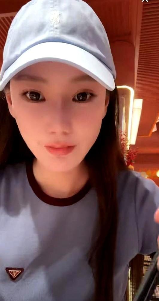 小菲今天飞湾湾了。他放下手头的直播生意去赶玥儿的小学毕业典礼，还得在北京和湾湾