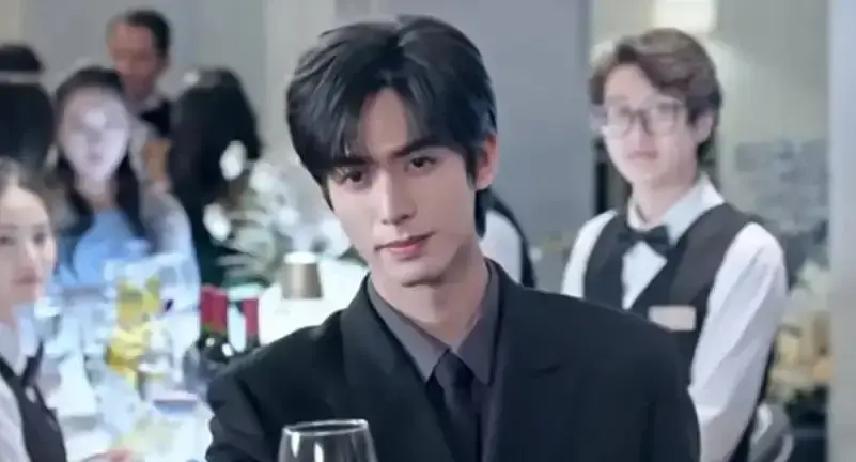 1.2亿次播放，她一句话全网破防林屿森在宴会牵起曦光，掌心藏着她名字。镜头