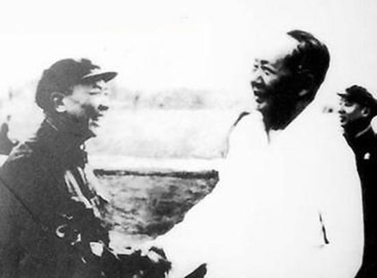 从朝鲜战场回国后，曾思玉、曾绍山一同前去向毛主席汇报工作。毛泽东看见两位将军同姓