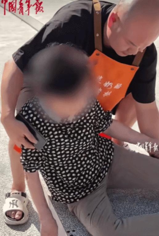 看哭了！四川成都，一位84老人摔倒在地，她向小伙求助说:“我不赖你。”没想到，