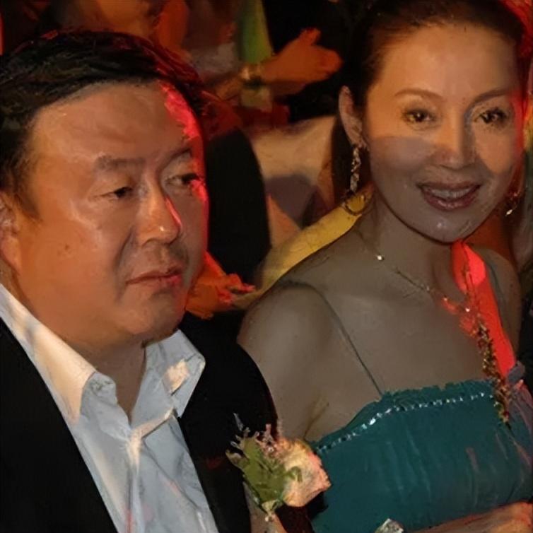 1994年42岁的尤小刚为了温柔的乌倩倩，和原配妻子田歌离了婚，16年后邬倩倩人