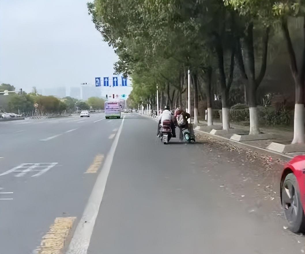 如果说是大爷应该是年老体弱，可这个所谓的大爷不仅行动迅速，而且逃跑的速度非常快，