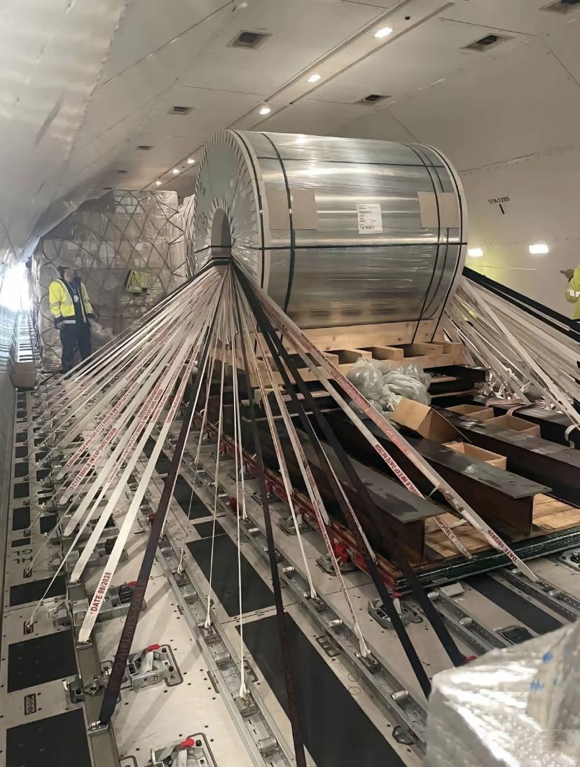 第1次看有飞机运输钢卷的，这个运费得高出了天际吧！可以看到承运的航空公司为了