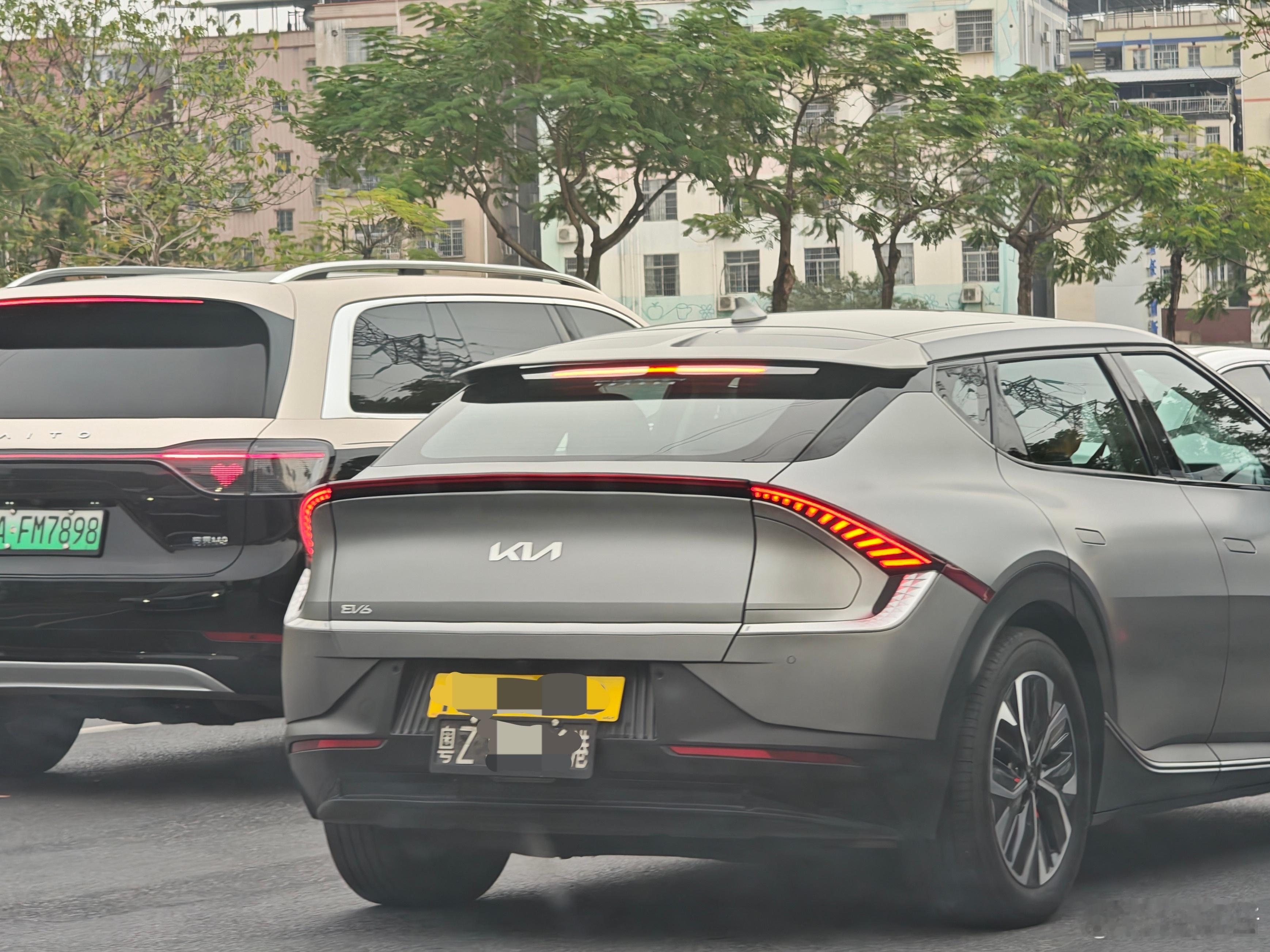 偶遇了一辆内地很少见到的起亚EV6起亚新能源汽车