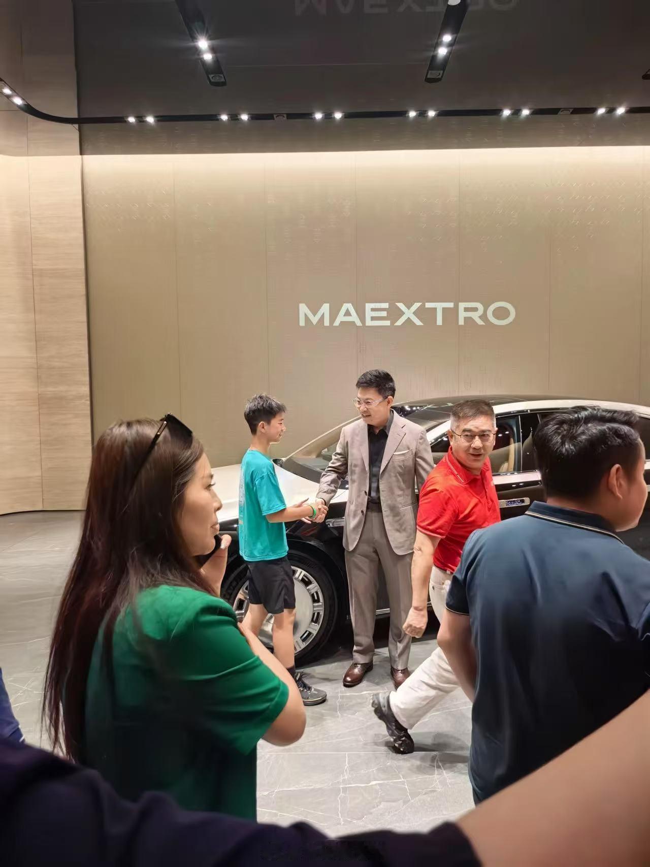 买鸿蒙智行的车，不少人都想要余总给交付吧！不过余总一般首交仪式都是安排在深圳的，