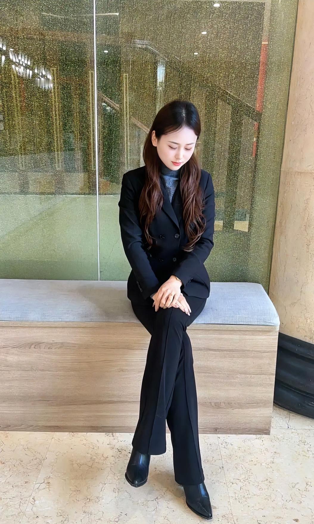 优雅黑西装，都市女郎风范，自信满满！💄👠。